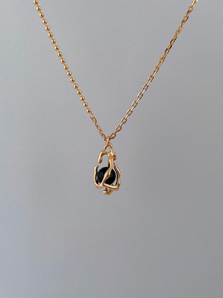 Heartbeat Elegance: Black Onyx Pendant Necklace