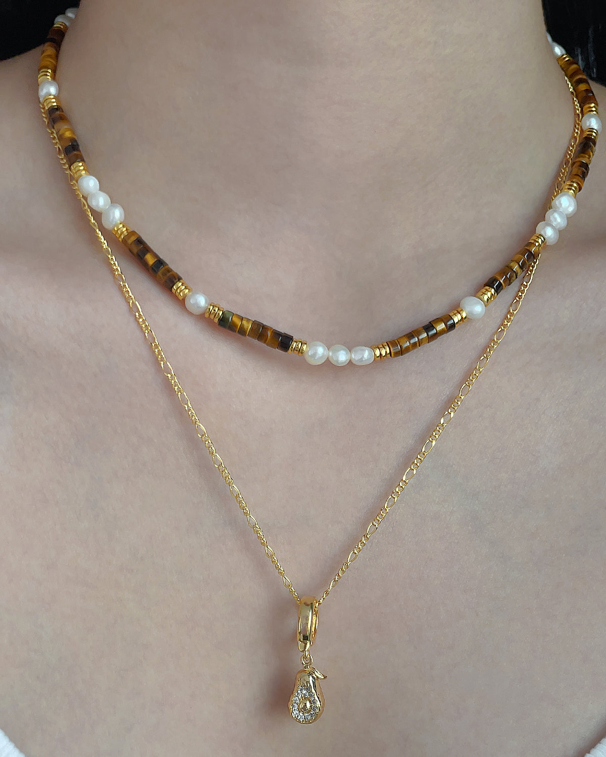 Collier superposé œil de tigre et perles baroques pour amoureux des fruits